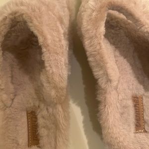 OluKai ladies slippers, size 8. Excellent condition.